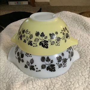 SOLD - Gooseberry Cinderella Pyrex set of 2 Vintage Bowls